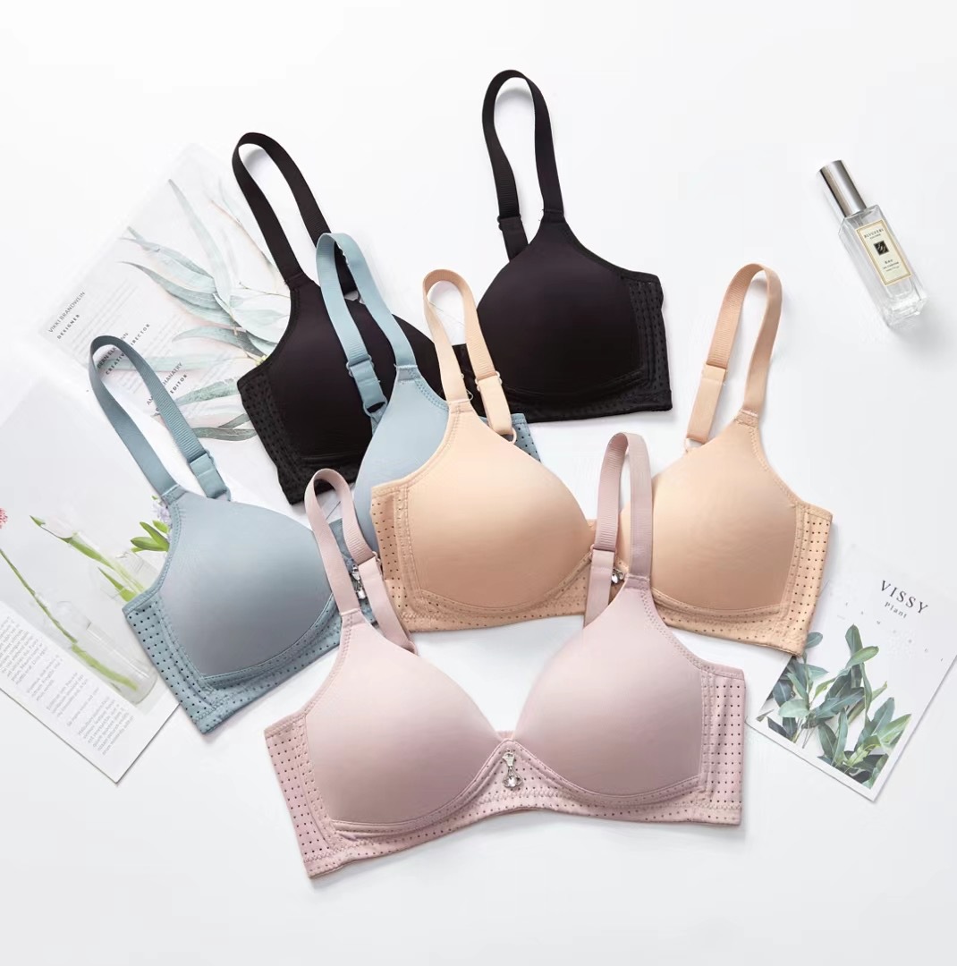 逸蘭兒3141無鋼圈文胸薄B杯柔軟光面透氣孔乳膠杯三排女士內衣