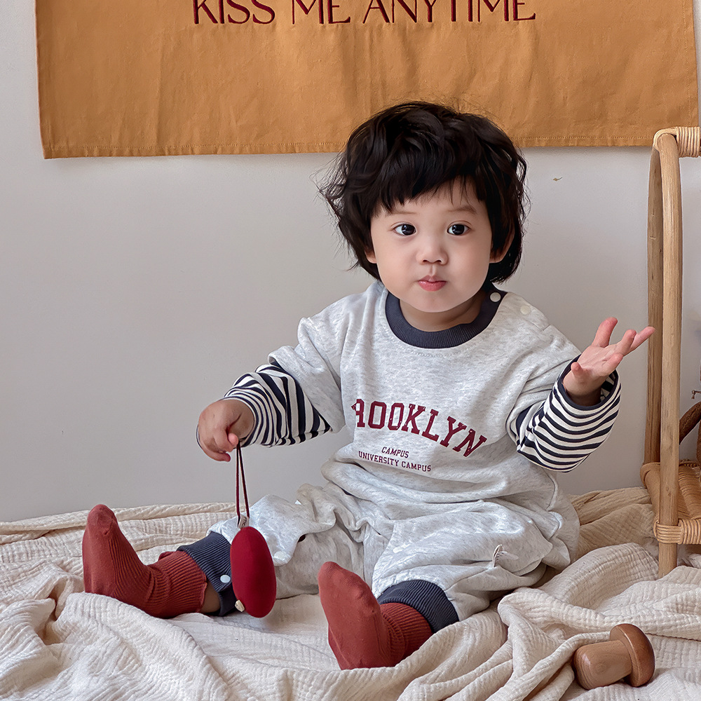 2024 otoño nuevo producto versión coreana del mono de moda y fresco estampado de letras de bebé falso traje de escalada de manga larga para bebé de dos piezas