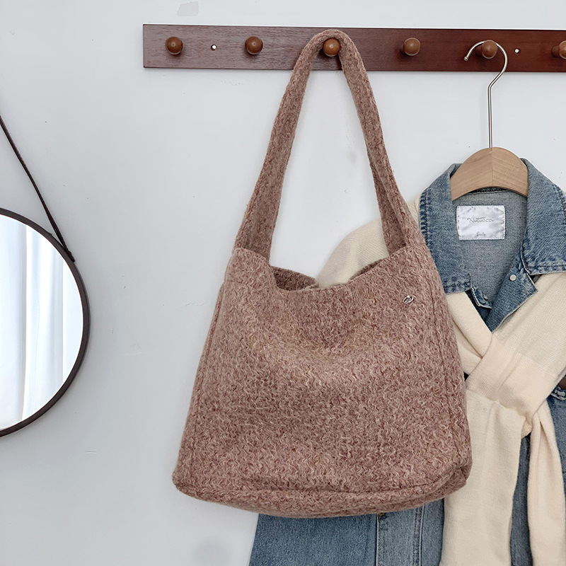 Bolso de hombro para niñas, sentido de alta gama, nicho, gran capacidad, otoño e invierno, bolso de franela de color sólido, bolso de mensajero ins al por mayor