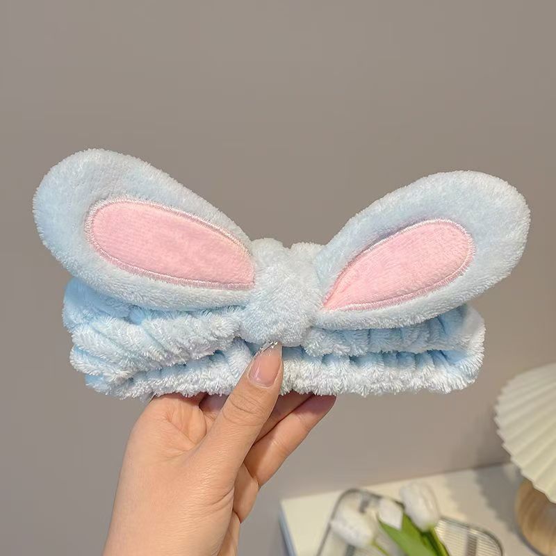 かわいいぬいぐるみのウサギの耳の顔を洗って髪を束ねます。手首に防湿袖の神器をつけます。|undefined
