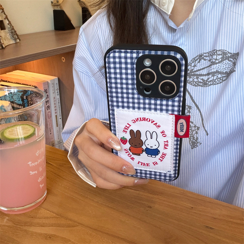 韩系标签蓝白格纹米菲兔适用iPhone17promax贴布手机壳苹果15/16