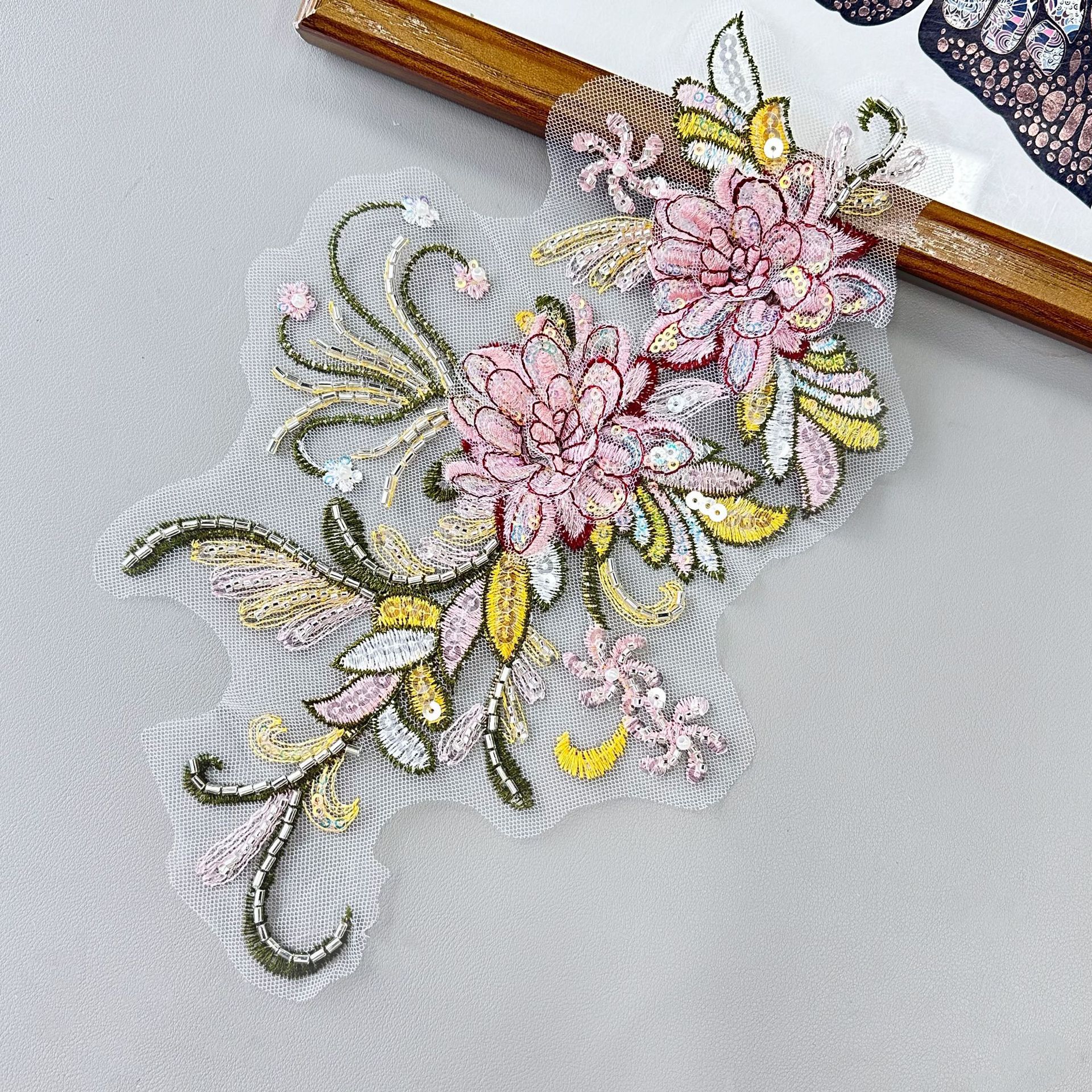 Flores de sequilla tridimensional tela bordada parche de encaje jeans ropa accesorios de ropa hermosa flor de pecho