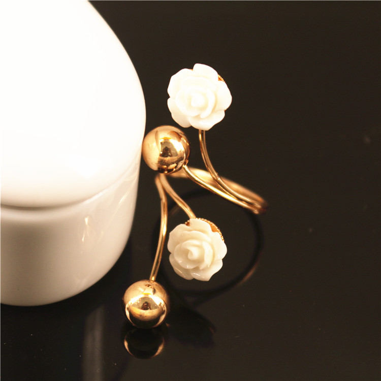 Rose Flower Ring Fashion Gold Bean Ceramic Flower Spring Alloy Ring display picture 2