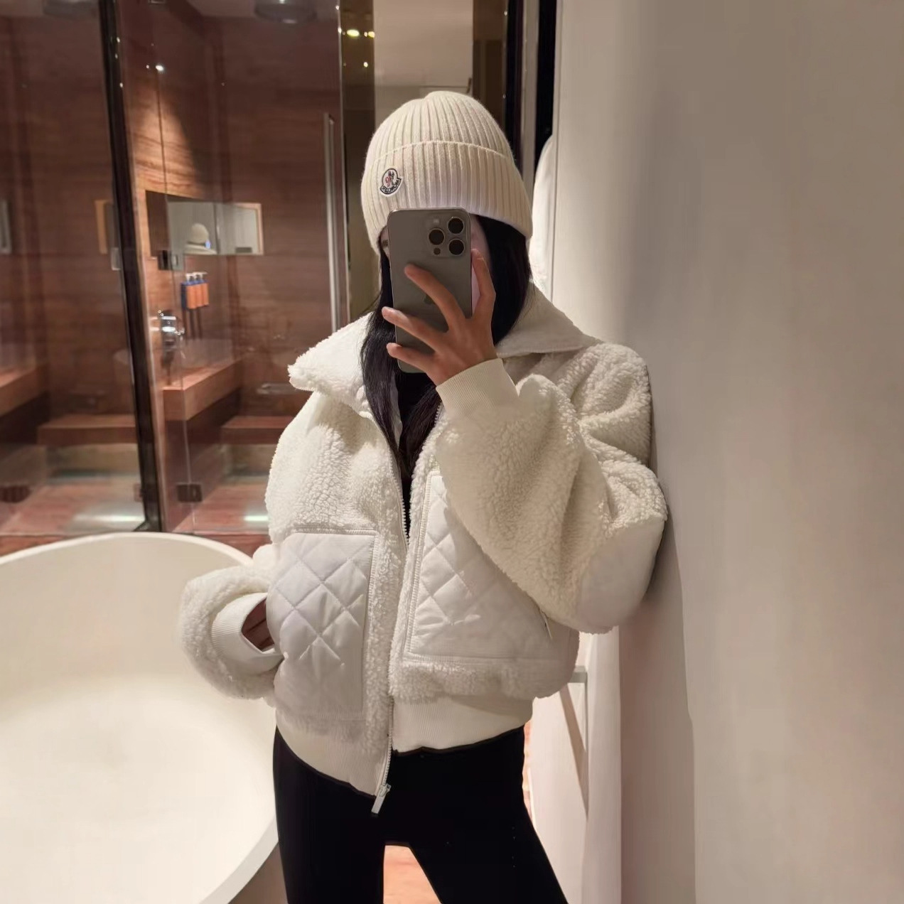 Women's short shearling coat with stand collar and zipper, similar to those worn by brand A, for autumn and winter.