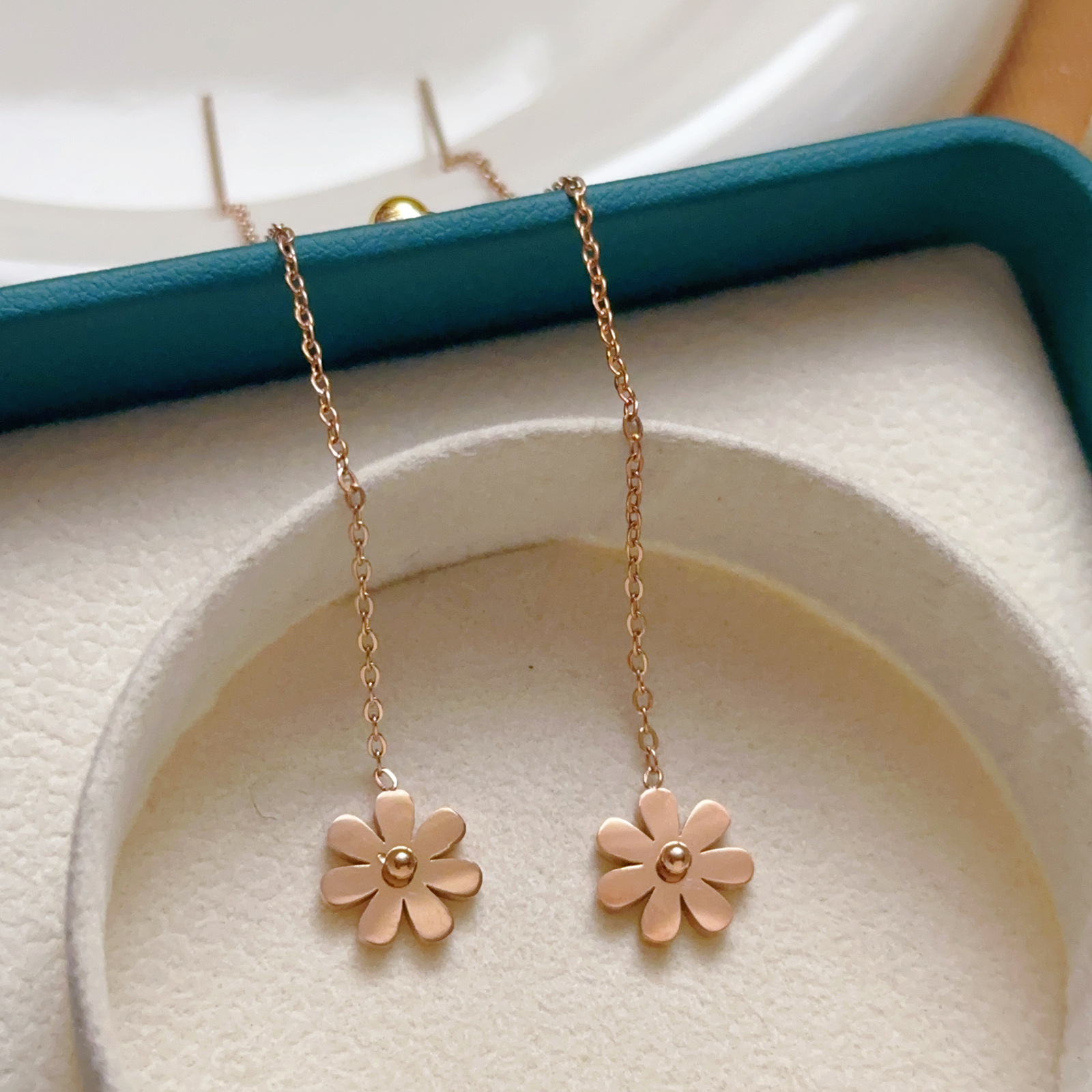 Estilo coreano de moda elegante titanio acero Margarita flor borla pendientes oro rosa todo partido dulce estilo pastoral novias pendientes