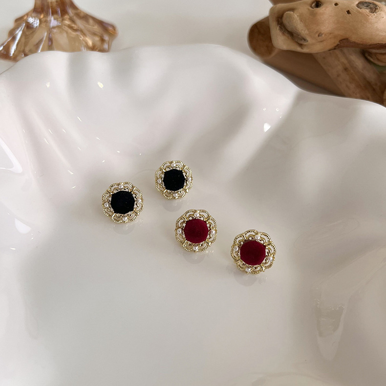 Boucles D&#39;oreilles En Velours Rouge Vin Vintage Style Palais Français Exquis Petites Boucles D&#39;oreilles display picture 1