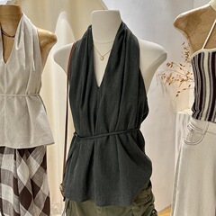 首のベストを掛けます。女性の夏のデザイン感が小さいです。
