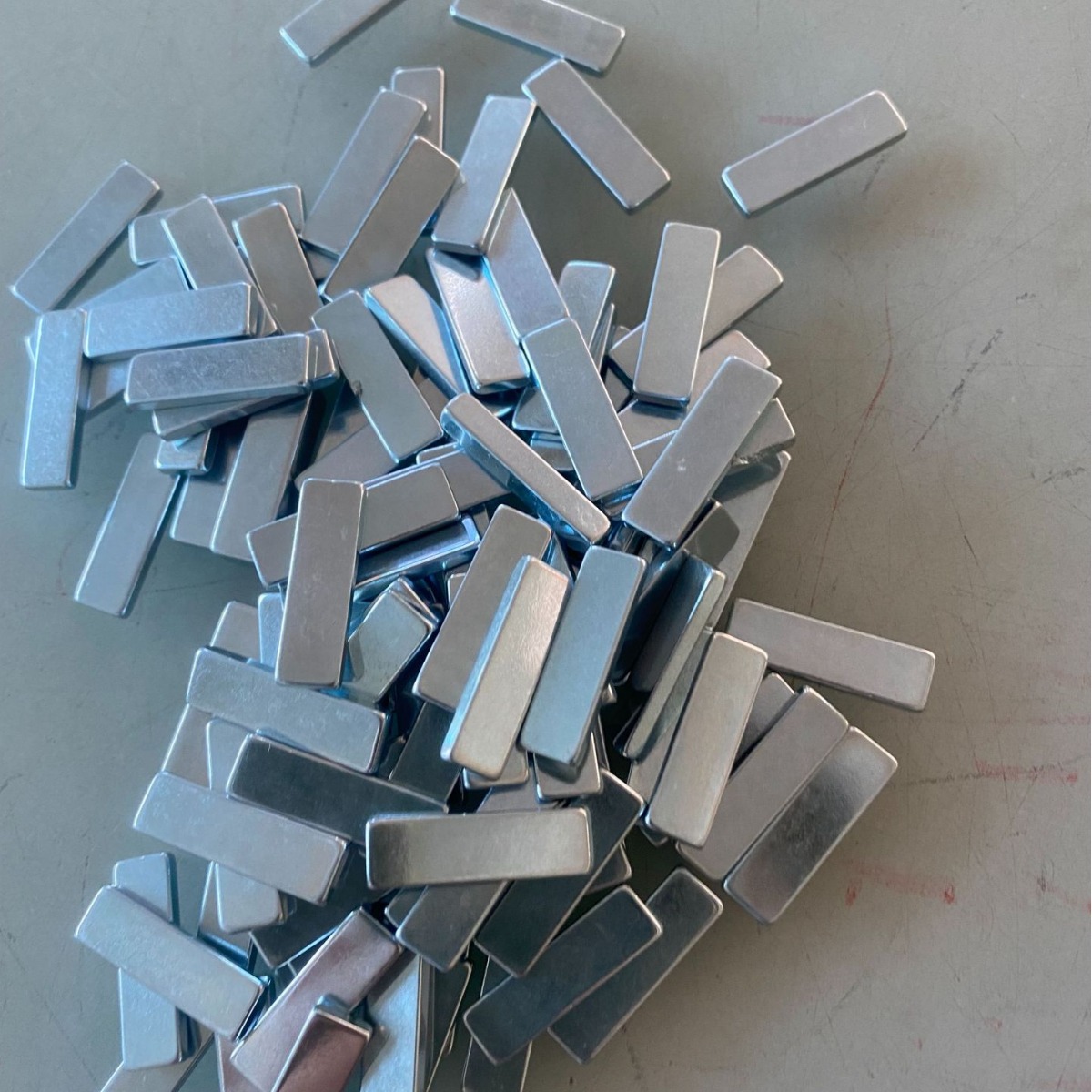 广东现货N40小方块5*4*3强磁钕铁硼强磁箱包磁铁磁柱库存低价出