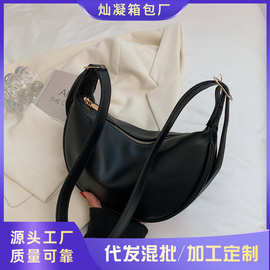 感包包小众设计女包2022新款时尚休闲女士斜挎包百搭饺子包