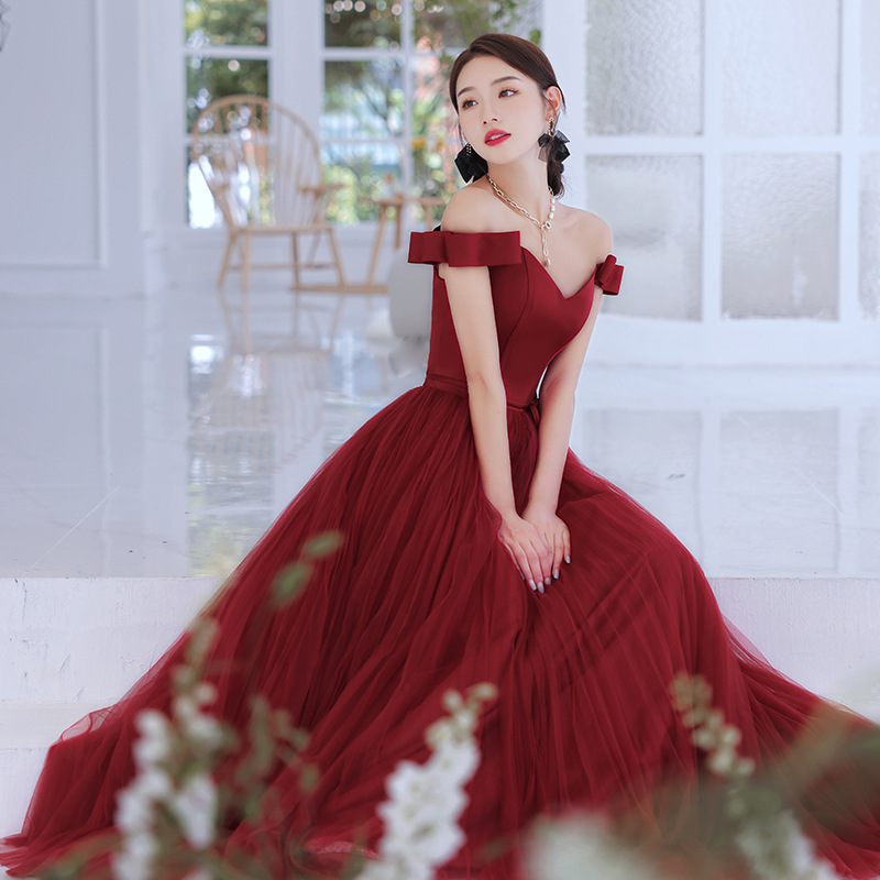 Vestido de fiesta de un solo hombro para la novia, nuevo modelo de verano 2026, vestido rojo para compromiso y banquete de agradecimiento de boda, vestido largo que se puede usar de forma informal. image 1