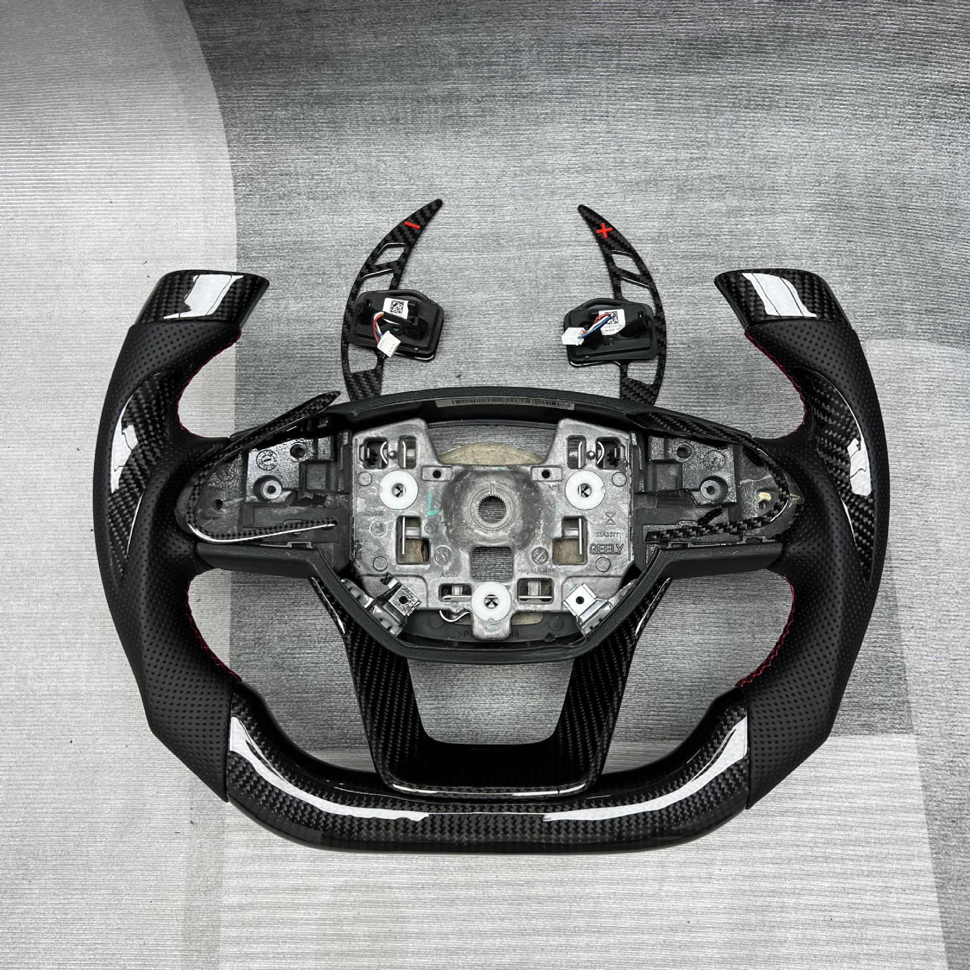 Suitable for Geely Xingrui, Xingyuan, Emgrand, Xingyue L, Galaxy L6, Binyue Carbon Fiber Steering Wheel Modification and Customization