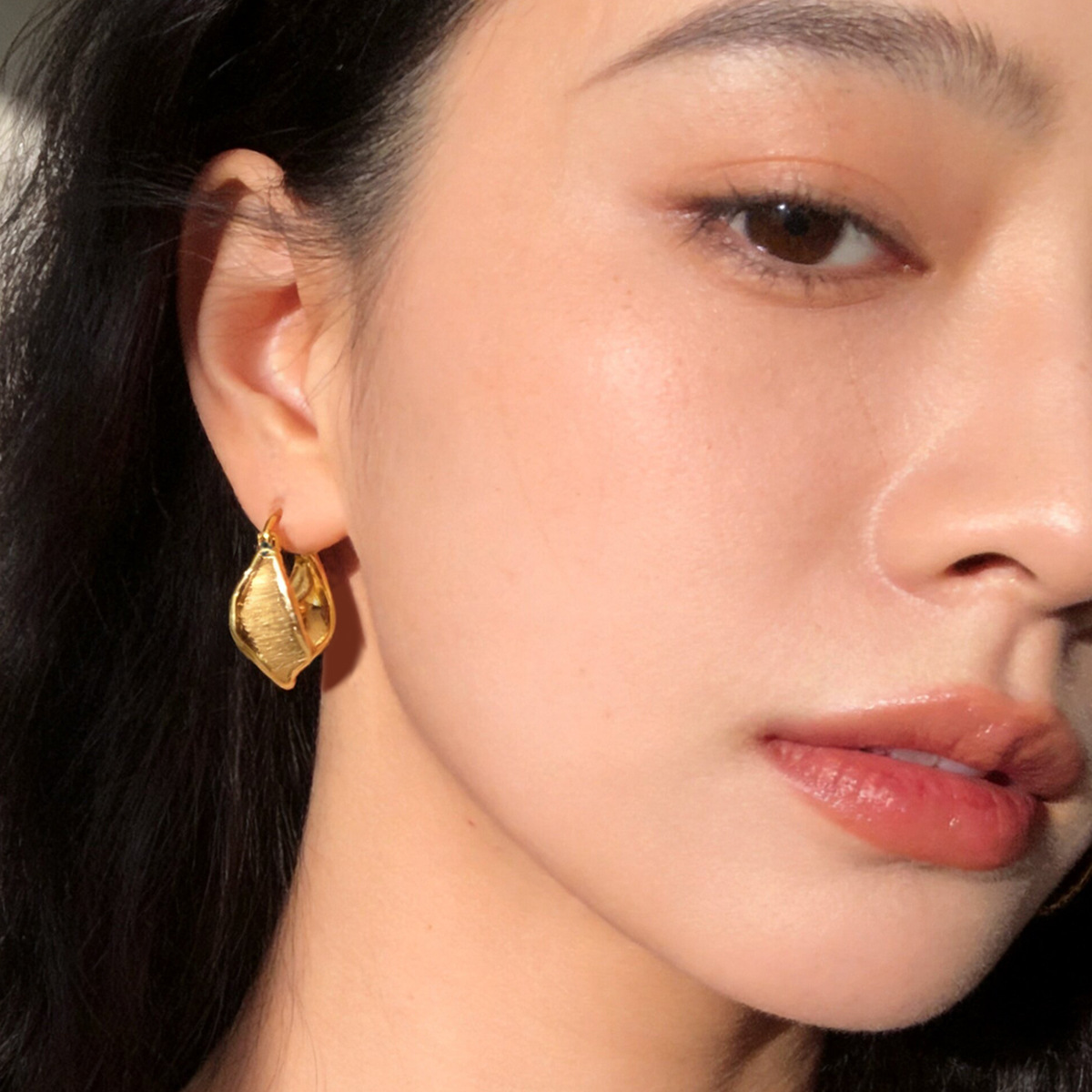 Brushed U-shaped Twisted Clip Earrings Minimalist Light Luxury_voghion.com