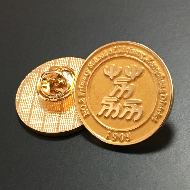 磨砂字母logo沙底胸章 镀金蝴蝶扣徽章制作厂家 集团司徽襟章定制