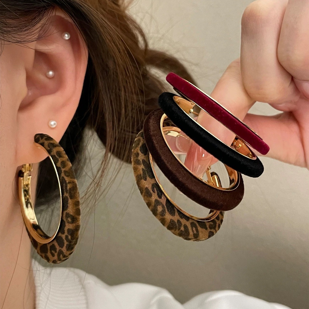 Red Flocked Earrings, Retro Style Autumn and Winter Accessible Luxury, High-End Elegant, Atmospheric Earrings, Autumn and Winter Versatile Earrings