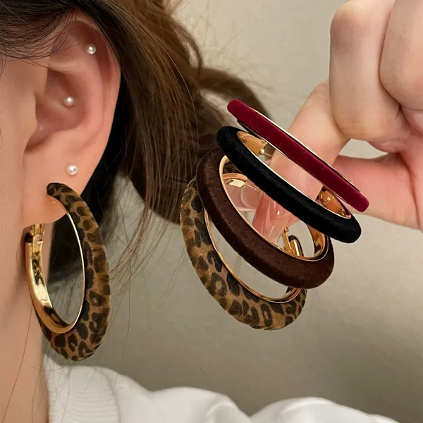 Red Flocked Earrings, Retro Style Autumn and Winter Accessible Luxury, High-End Elegant, Atmospheric Earrings, Autumn and Winter Versatile Earrings
