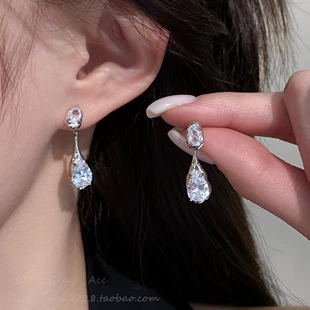 Серьги-подвески с каплей из циркониев блеск