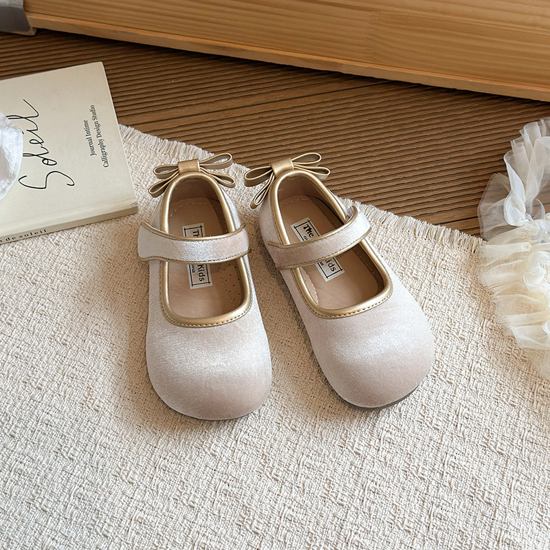 Niñas zapatos de princesa de peluche simple primavera y otoño 2026 nuevos zapatos de cuero Mary Jane con suela suave roja zapatos casuales