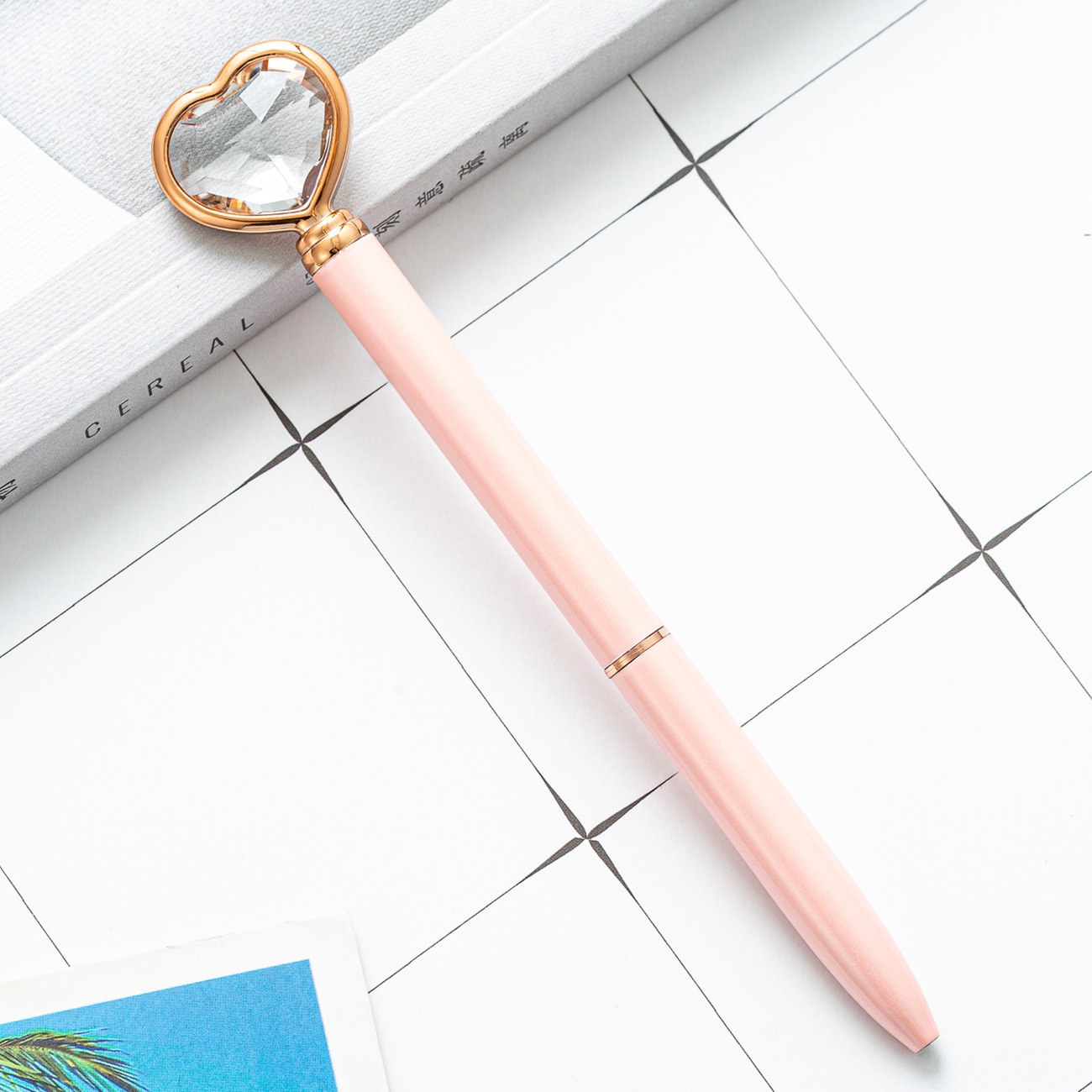 Bolígrafo de diamante en forma de corazón de alto valor visual para estudiantes bolígrafo de metal creativo regalo publicitario logotipo de bolígrafo de amor de cristal