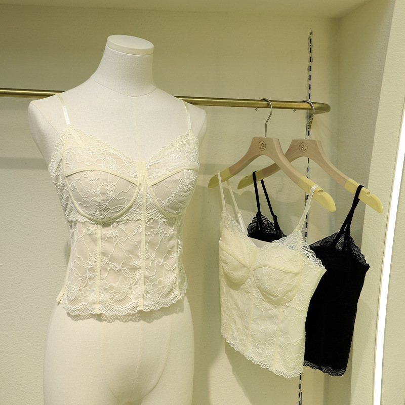 2026 Early Spring Pure Desire Style Romantic Lace Camisole, Comfortable and Breathable Seamless Fishbone Cup One-Piece Base Camisole