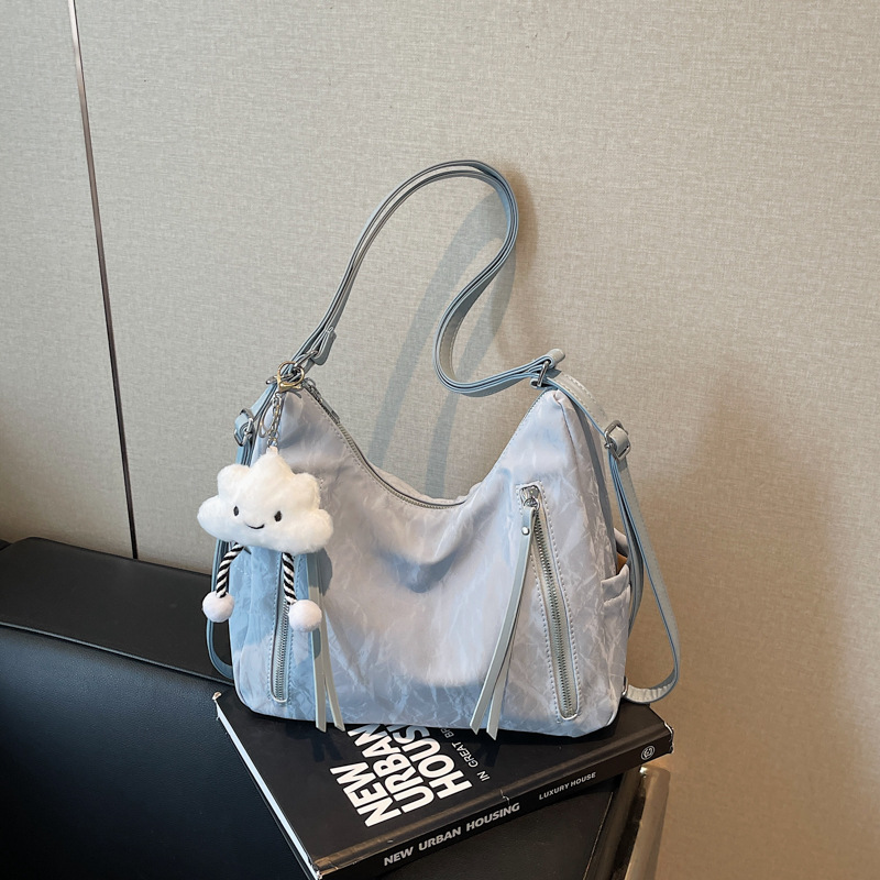 펜던트가 달린 블루