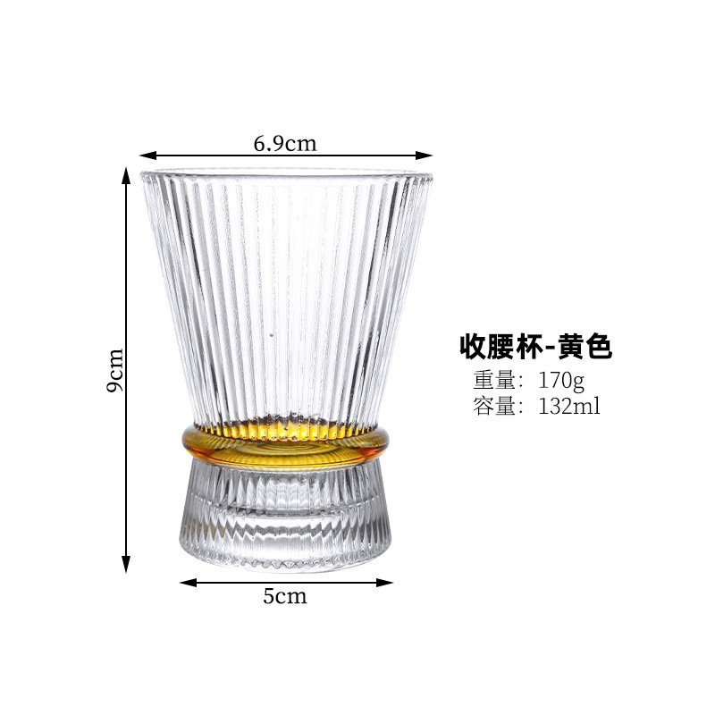 Cortes elegantes copas de vino alto de pie alto en tazas de cóctel de atmósfera princesa de bebidas de vidrio