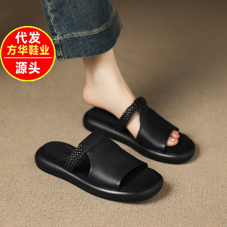 2026 nuevo estilo de verano de cuero suave muffin casual multifuncional simple casual antideslizante zapatillas en forma plana para mujeres