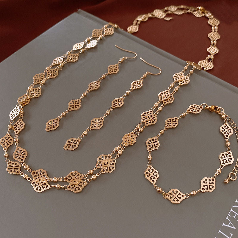 Retro design necklace and earrings set