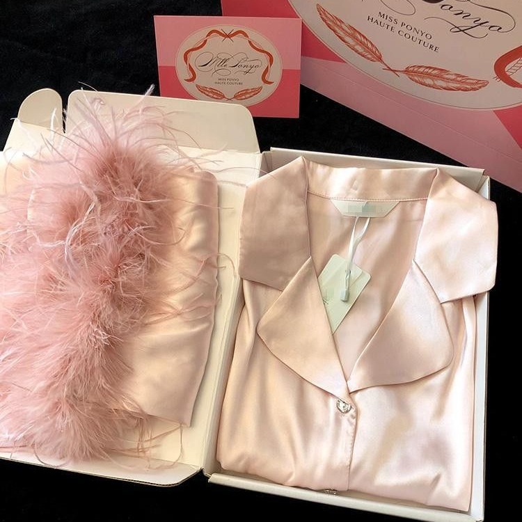 가을과 겨울 새로운 작은 빨간 책 같은 스타일 얼음과 눈 실크 잠옷 여성의 봄과 가을 깃털 소매 고급 세트 홈 옷