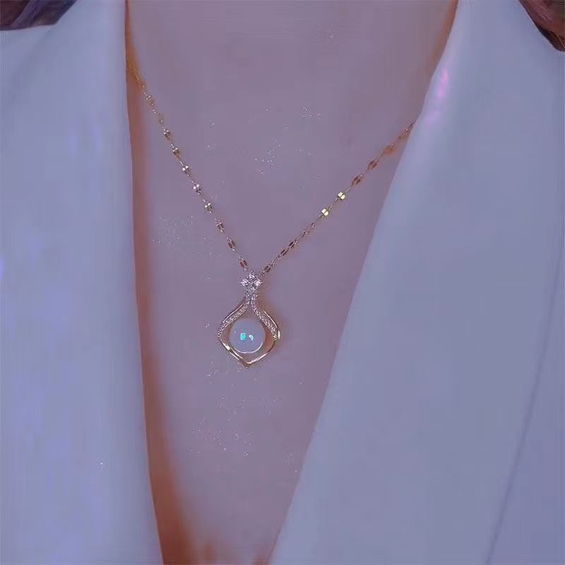 Elegant necklace from pearl