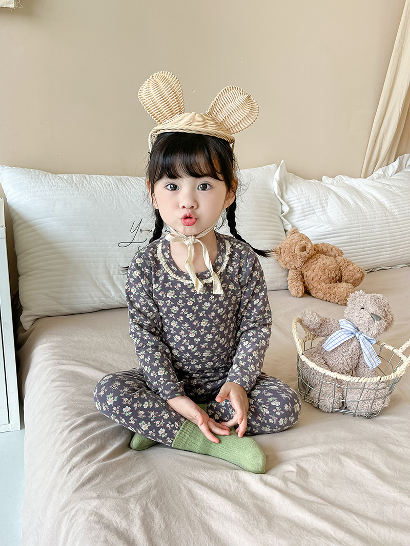 회색 잔꽃무늬