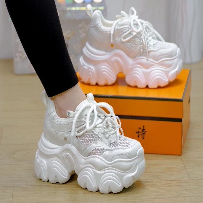 Transmisión en vivo explosiva de pies pequeños, zapatos de altura gruesa, zapatos de papá, zapatos casuales de muffin de primavera de 2025