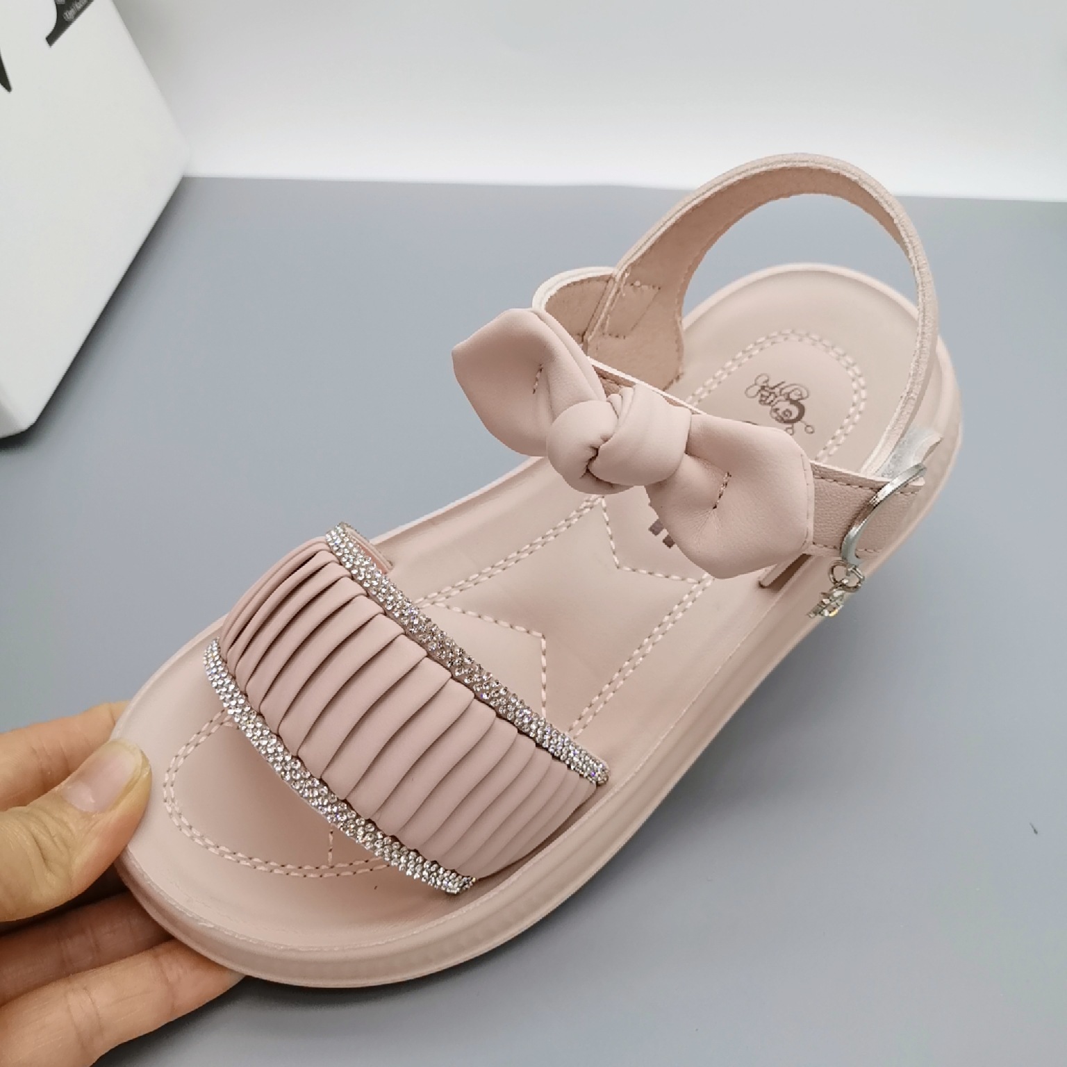 Verano caliente 2025 retro tesoro femenino 6-12 años a través de la red zapatos casuales antideslizantes tendón de res niñas zapatos de princesa para niños grandes