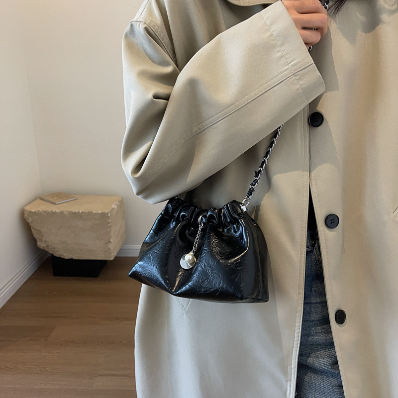 Bolso pequeño de cadena de piel de cera de aceite de estilo explosivo transfronterizo 2025 nueva tendencia bolso de mensajero de un solo hombro bolso de cubo para mujer
