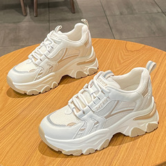 女性のためのインナー高さのパパシューズ 2025 春の新メッシュ通気性厚底多用途小型カジュアルスポーツシューズ
