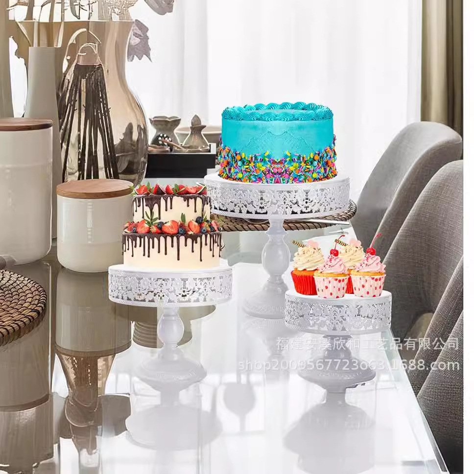 Estante de pastel de metal de lujo ligero de tres piezas set de postres postres altos pies dorados props de boda postres de gala estante de exhibición