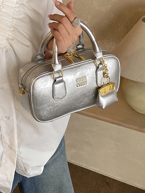 Bolso de bolos de mano popular de este año para mujeres 2026 nuevo sentido transfronterizo de alta calidad de viaje al trabajo mochila de hombro