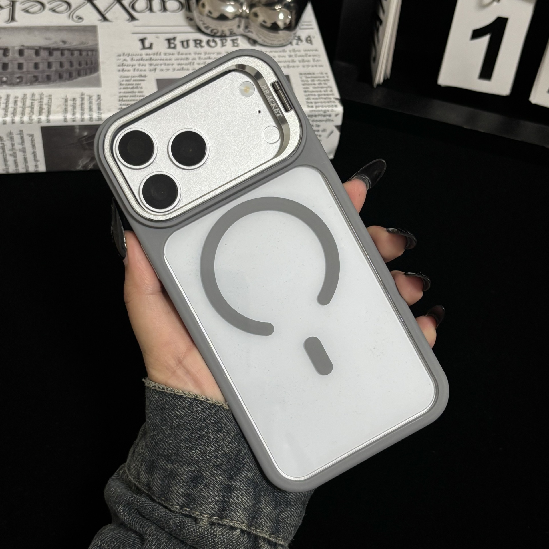 Funda Magnética con Soporte de Lente para iPhone 16/17 Pro Max de Acrílico Transparente Anticaídas