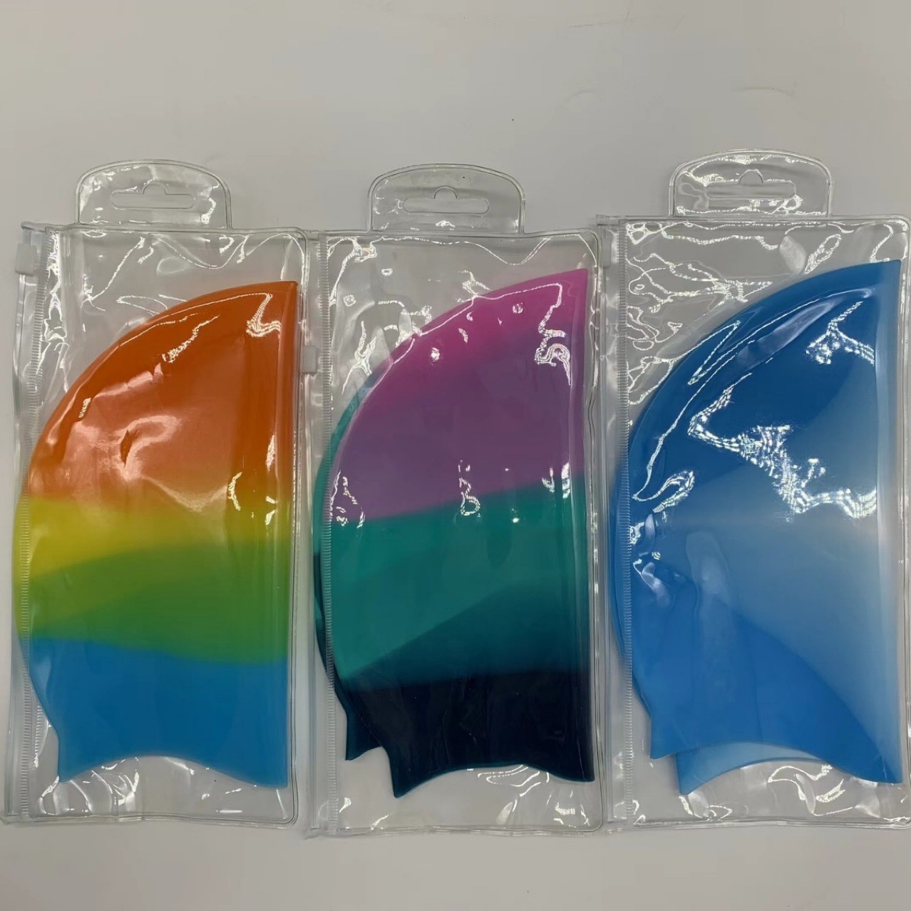 Confortable protector de oídos impermeable sin estrangulamiento de la cabeza de color sólido moda gorra de baño de silicona