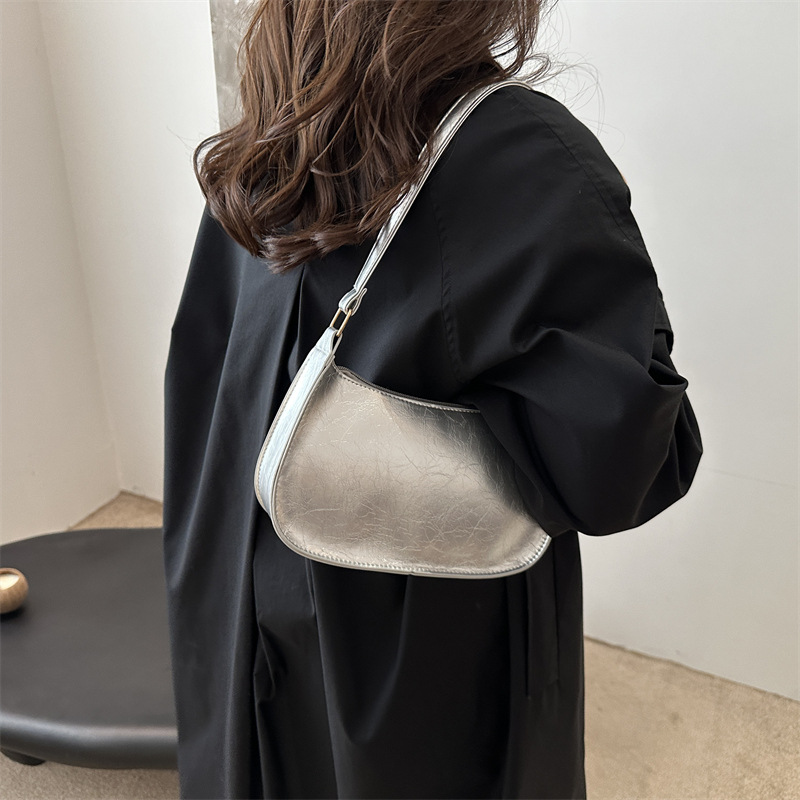 Bolso de sentido de alta gama para mujer 2024 nuevo bolso de palo francés bolso retro portátil para axilas bolso de charol de un solo hombro para niña de estilo occidental