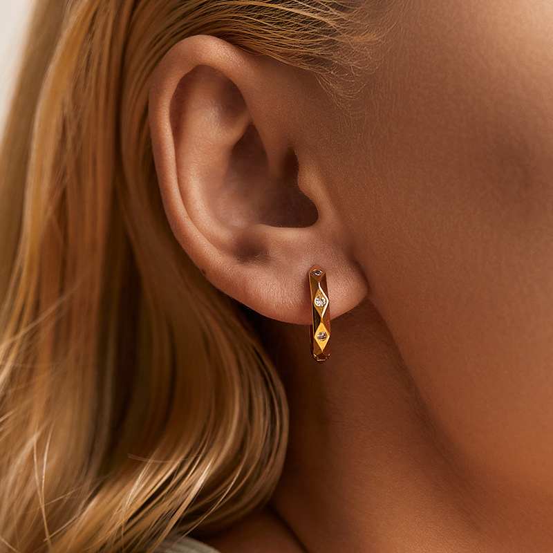 Orecchini a cerchio classici in oro con perle e zirconi geometrici_voghion.com