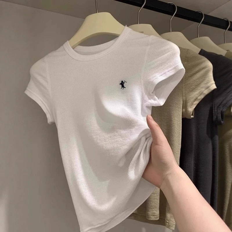 Pony Logo Embroidery Slim Fit White T-Shirt for Women, Short Sleeve, Summer Design, Niche Style Top, 2025 New Model Pony Logo Embroidery Slim Fit White T-Shirt for Women, Short Sleeve, Summer Design, Niche Style Top, 2025 New Model