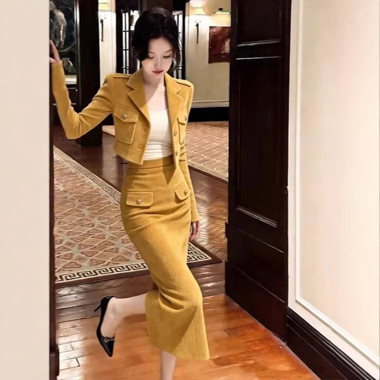 冬季大方得体独特漂亮重要场合时尚气质黄色丝绒外套半身裙套装女