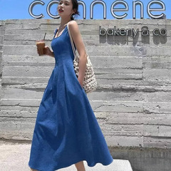 青い霧の恋の薄いデニムのワンピースの女性の夏の小さい大衆のデザイン感は腰の気質のガーターの長いスカートを収めます。