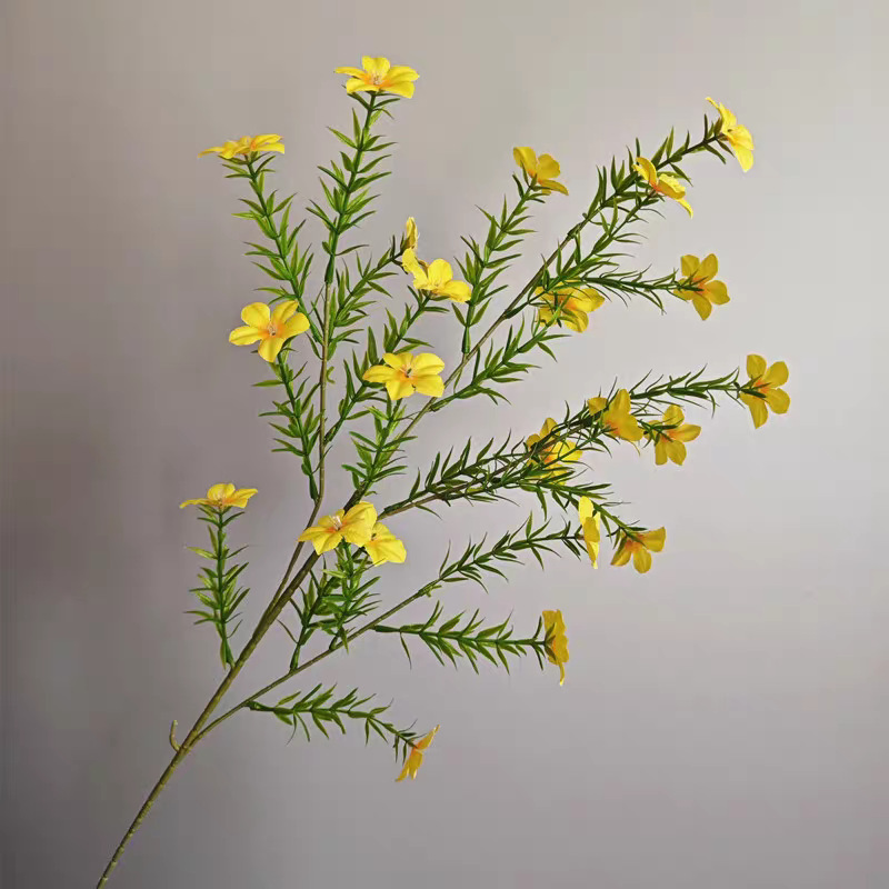 Pequeña flor silvestre amarilla