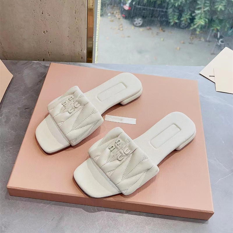 Versión alta Miao miu casa cabeza cuadrada zapatillas de una palabra mujeres verano 2023 nuevas letras de moda zapatos casuales de fondo plano mujeres