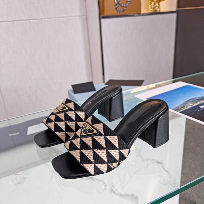 2026 European and American Embroidered Diamond Pattern Sandals, Internet Celebrity Fashion Casual Indoor and Outdoor Versatile Slip-On Shoes to Pair with Skirts