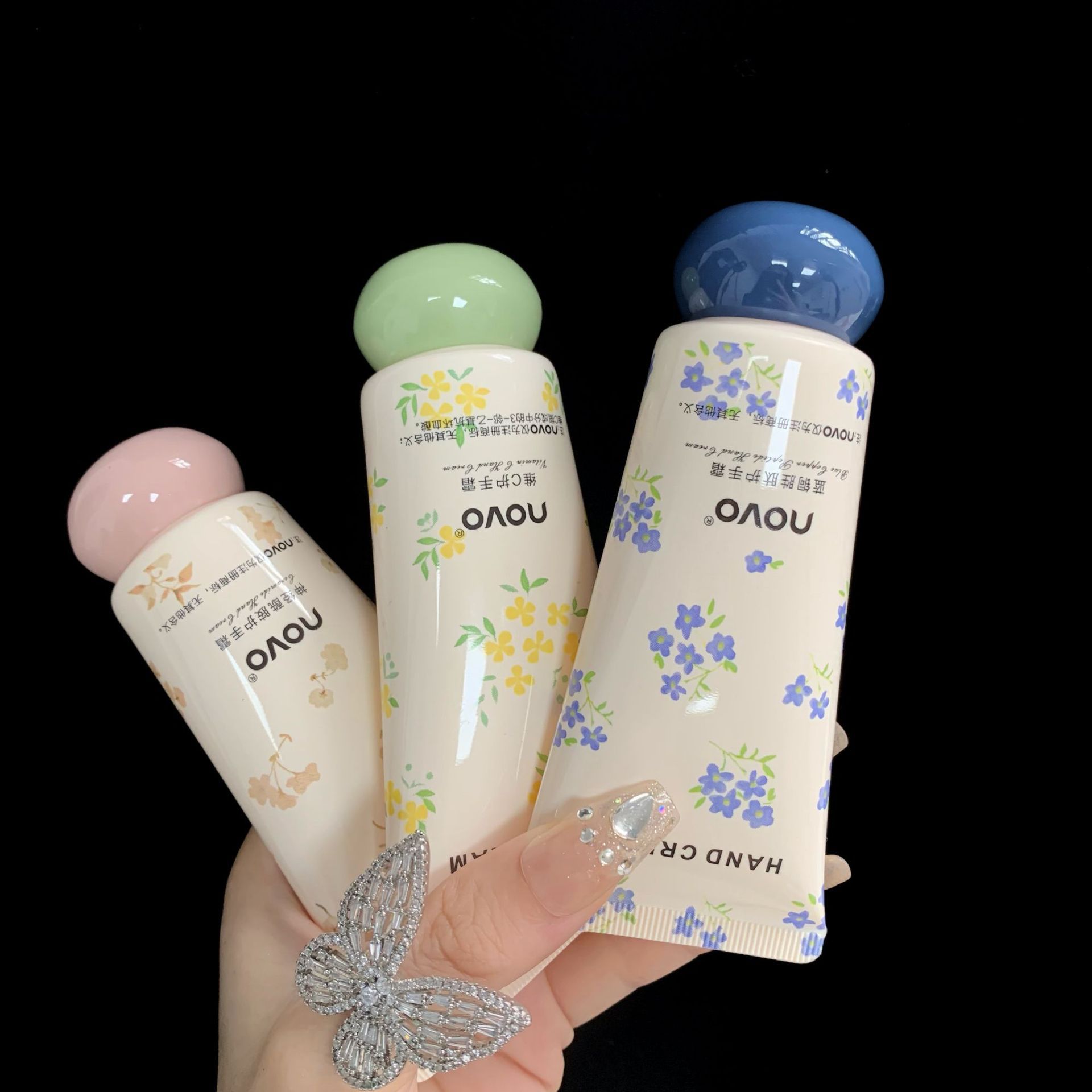 NOVO hand cream is naturally moisturizing, hydrating and hydrating. It is refreshing and non-greasy in autumn and winter. It is small, portable and affordable for students undefined