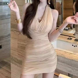 性感辣妹风无袖挂脖褶皱连衣裙女夏季新款收腰性感包臀短裙子跨境