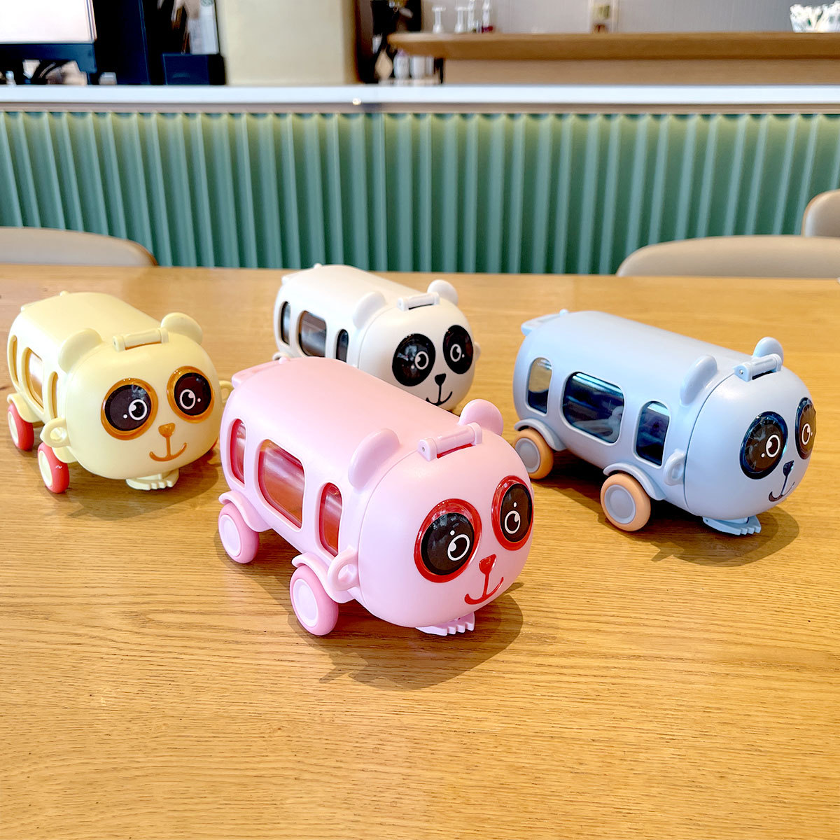 Cartoon panda bus tazas de agua tazas de paja de plástico tazas de agua de automóviles bebés de jardín de infantes hervidor