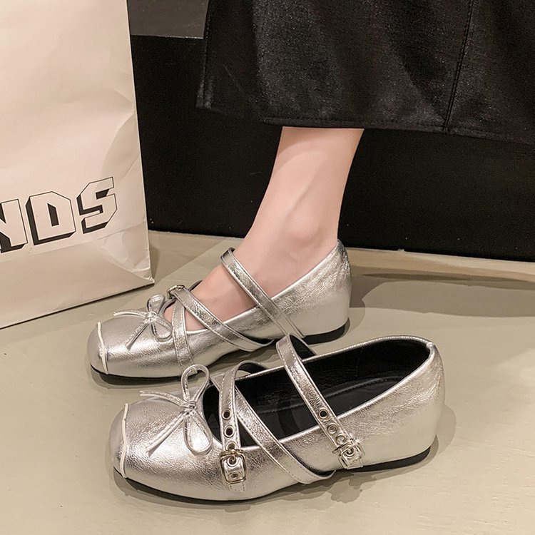 Zapatos de botón retro plateados de boca superficial para mujeres 2026 primavera y verano nuevos botones franceses con falda zapatos de ballet